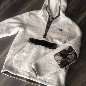 North Face Camo Pullover Fleece Size Medium